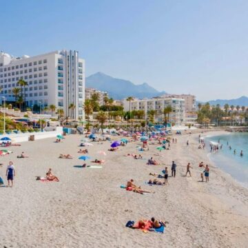 Encuentran a un bañista fallecido en una playa de Nerja