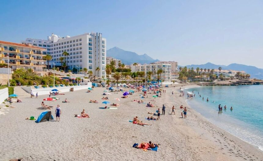 Encuentran a un bañista fallecido en una playa de Nerja