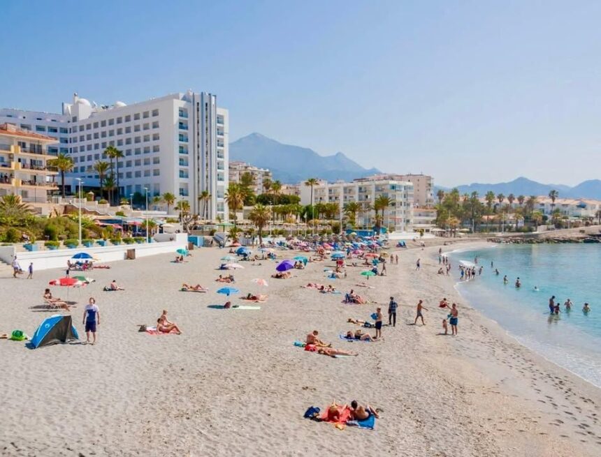 Encuentran a un bañista fallecido en una playa de Nerja Encuentran a un bañista fallecido en una playa de Nerja