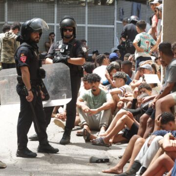 El Centro de Estancia Temporal de Inmigrantes de Ceuta colapsa: primeras cargas policiales contra los migrantes El Centro de Estancia Temporal de Inmigrantes de Ceuta colapsa: primeras cargas policiales contra los migrantes