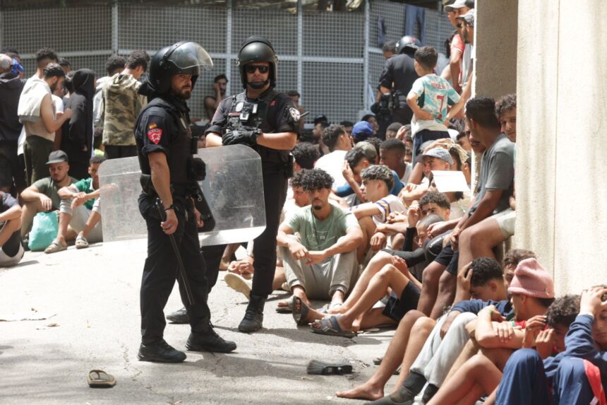 El Centro de Estancia Temporal de Inmigrantes de Ceuta colapsa: primeras cargas policiales contra los migrantes