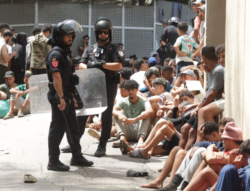 El Centro de Estancia Temporal de Inmigrantes de Ceuta colapsa: primeras cargas policiales contra los migrantes