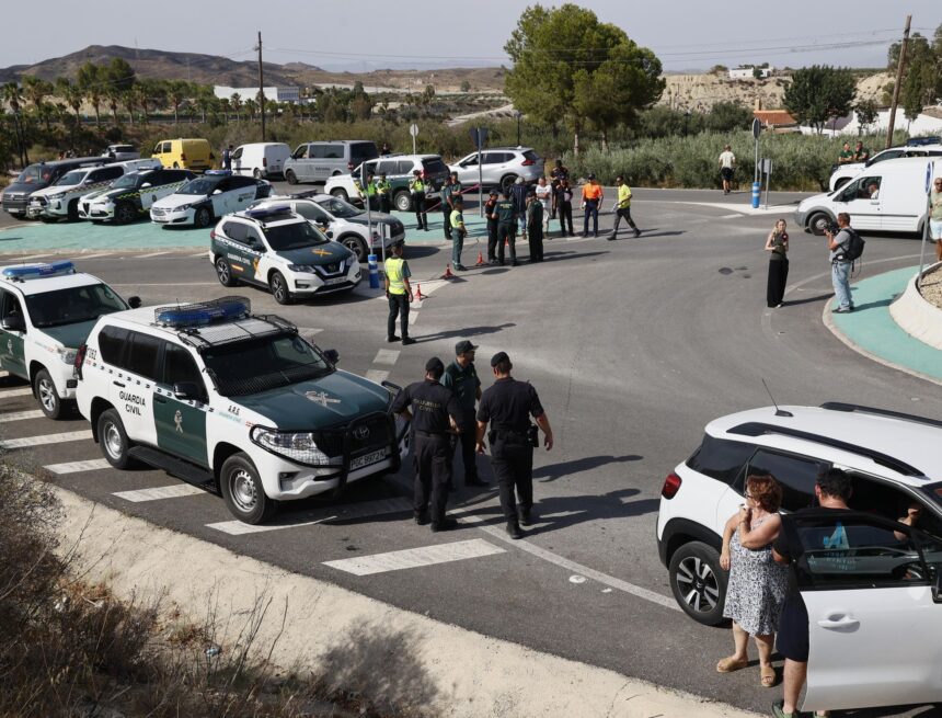 Incendio en Almería, en directo | Logran contener el incendio de Almería, que está casi estabilizado, y 600 vecinos regresan a sus casas