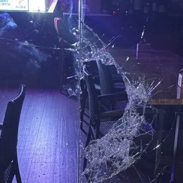 A martillazos con la cristalera de una vinoteca de Huelin: un trabajador lo graba desde un bar cercano A martillazos con la cristalera de una vinoteca de Huelin: un trabajador lo graba desde un bar cercano
