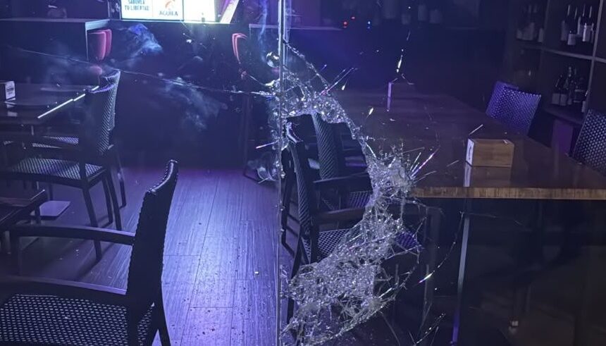 A martillazos con la cristalera de una vinoteca de Huelin: un trabajador lo graba desde un bar cercano