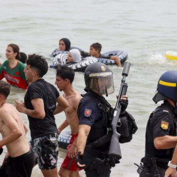 El Gobierno moviliza al Ejército en Ceuta ante la nueva crisis migratoria en la frontera El Gobierno moviliza al Ejército en Ceuta ante la nueva crisis migratoria en la frontera