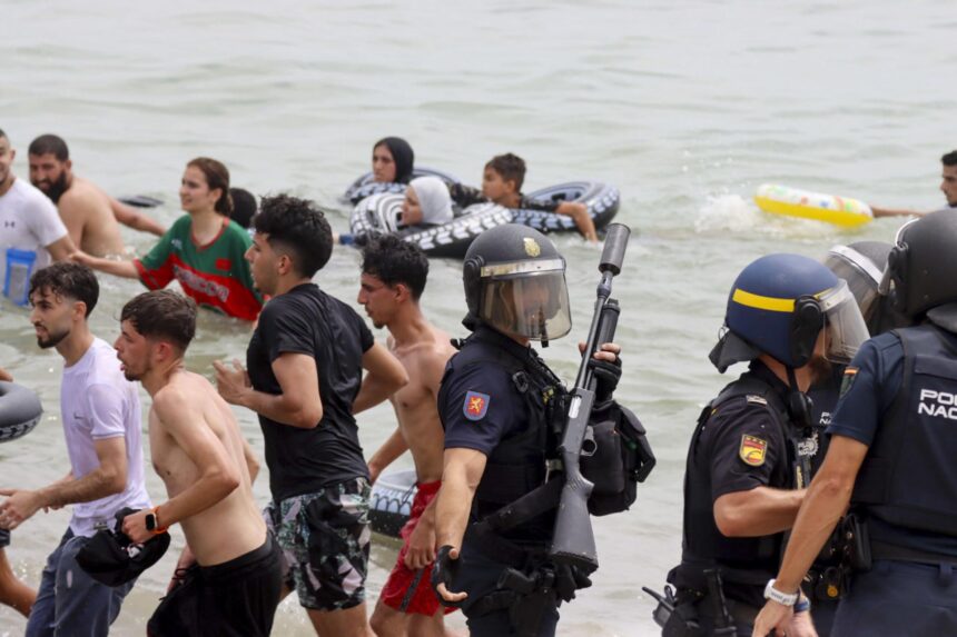 El Gobierno moviliza al Ejército en Ceuta ante la nueva crisis migratoria en la frontera