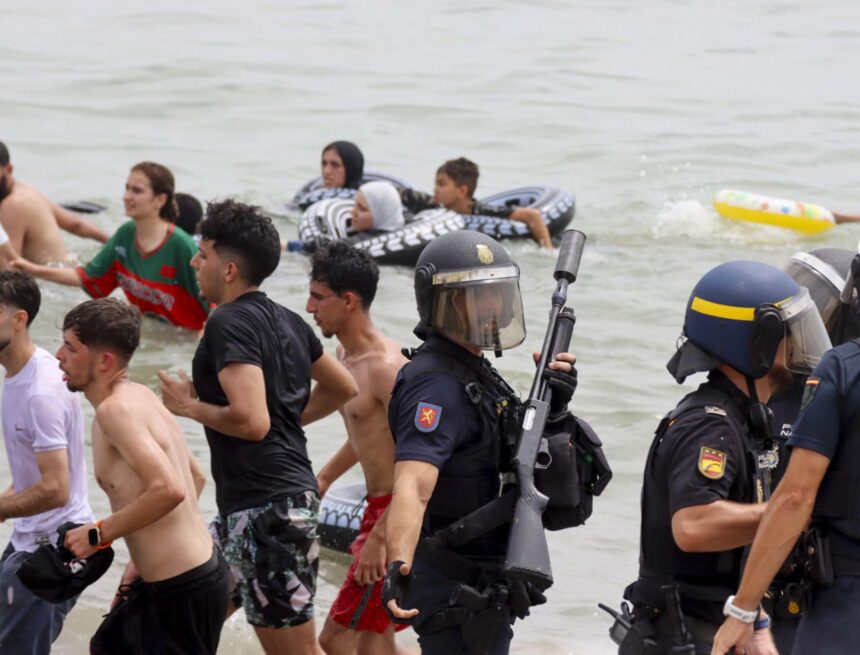 El Gobierno moviliza al Ejército en Ceuta ante la nueva crisis migratoria en la frontera