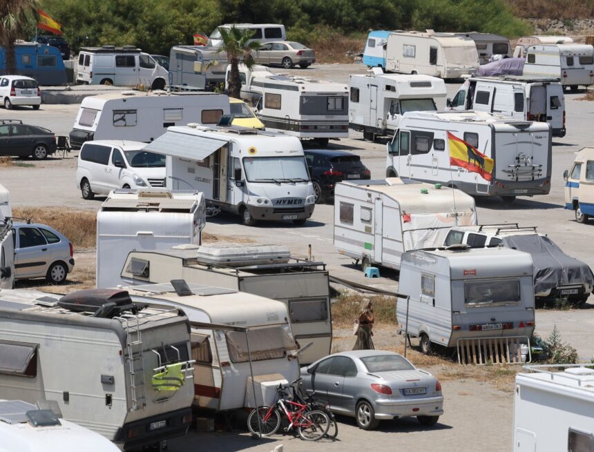 El alcalde de Málaga quiere hacer un "camping público barato" para las personas que viven en caravanas El alcalde de Málaga quiere hacer un «camping público barato» para las personas que viven en caravanas