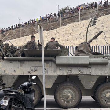 Juanma Moreno exige al Gobierno que "asuma su obligación de defender las fronteras" Juanma Moreno exige al Gobierno que «asuma su obligación de defender las fronteras»