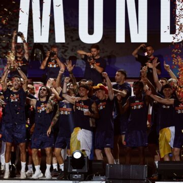 Cibeles vibra con el gran fin de fiesta de los campeones del mundo: "Juntos somos más fuertes, viva España" Cibeles vibra con el gran fin de fiesta de los campeones del mundo: «Juntos somos más fuertes, viva España»