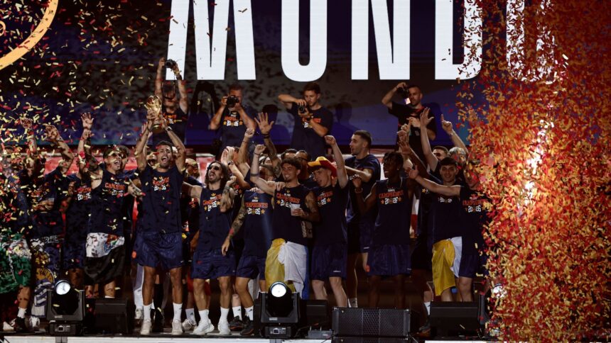 Cibeles vibra con el gran fin de fiesta de los campeones del mundo: «Juntos somos más fuertes, viva España»