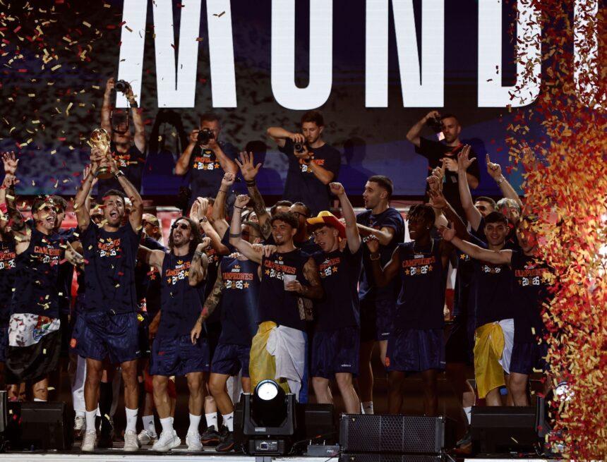 Cibeles vibra con el gran fin de fiesta de los campeones del mundo: «Juntos somos más fuertes, viva España»