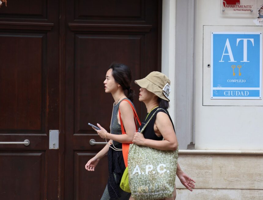 Málaga aprueba definitivamente prohibir nuevos apartamentos turísticos y hoteles durante tres años