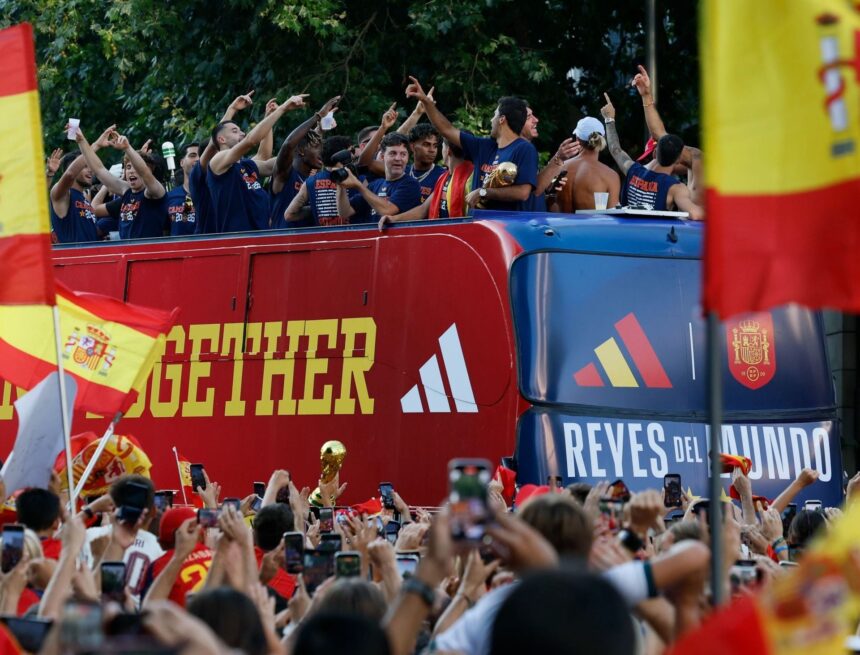 Apoteosis en el recibimiento a los campeones