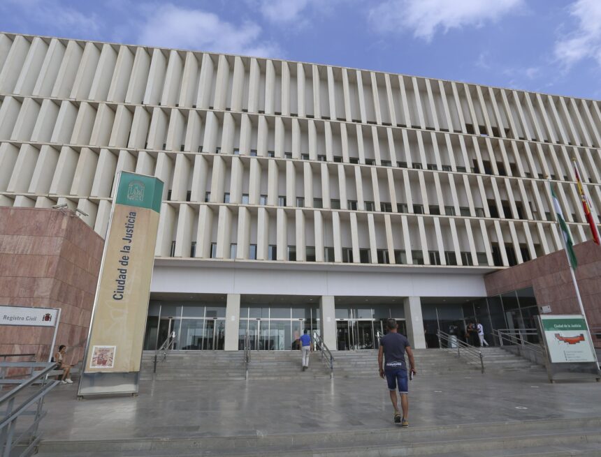 Apagón en los juzgados de Málaga tras el incendio de un transformador: "Se fue la luz y empezaron a sonar las alarmas" Apagón en los juzgados de Málaga tras el incendio de un transformador: «Se fue la luz y empezaron a sonar las alarmas»