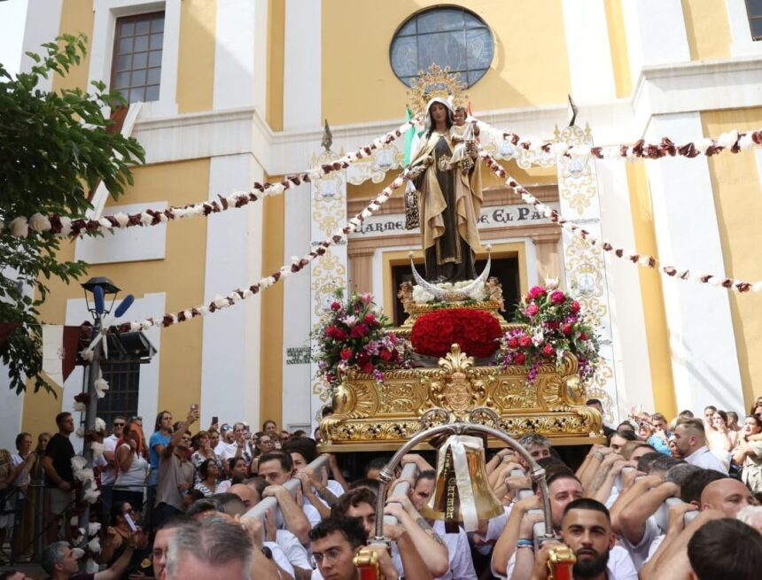 Málaga honra a la Virgen del Carmen: imágenes de la procesión que ya está en la calle