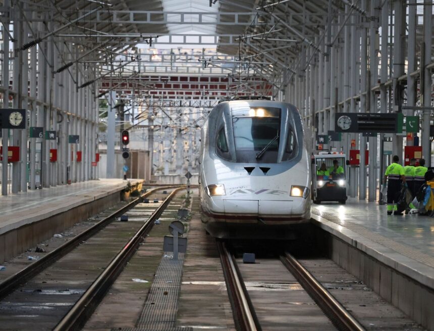 Más retrasos del AVE Málaga-Madrid en la operación salida de julio: otro fallo en la señalización Más retrasos del AVE Málaga-Madrid en la operación salida de julio: otro fallo en la señalización
