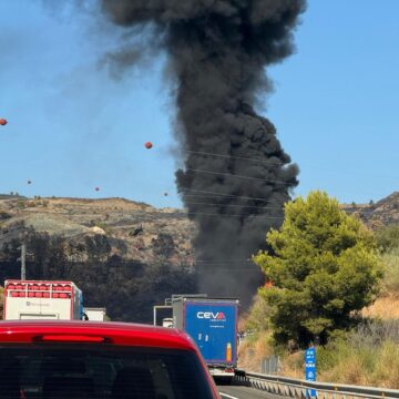 Dos muertos y cinco heridos tras el incendio de un camión cisterna en Benahavís que obligó a cerrar la AP7 Dos muertos y cinco heridos tras el incendio de un camión cisterna en Benahavís que obligó a cerrar la AP7