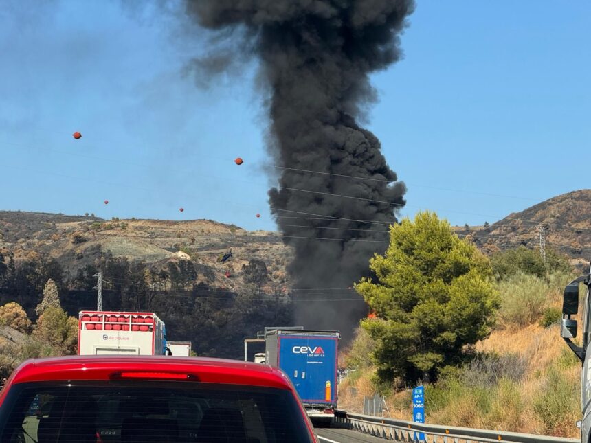 Dos muertos y cinco heridos tras el incendio de un camión cisterna en Benahavís que obligó a cerrar la AP7