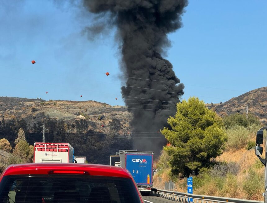 Dos muertos y cinco heridos tras el incendio de un camión cisterna en Benahavís que obligó a cerrar la AP7