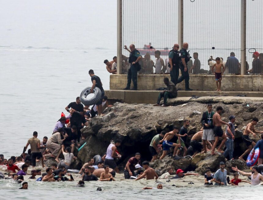 Nueva avalancha de ciudadanos marroquíes en Ceuta tras la petición de cerrar la frontera