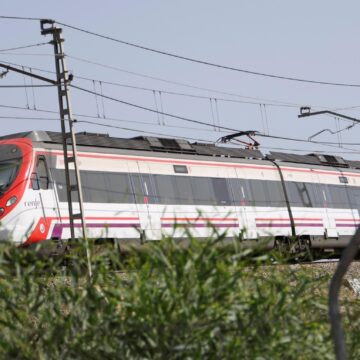 Corte de hora y media en el cercanías de Málaga por una persona subida a un poste Corte de hora y media en el cercanías de Málaga por una persona subida a un poste