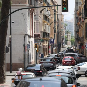 El centro de Málaga, una ratonera para el tráfico: «Llevo más de media hora atrapada, no sé a qué se debe»