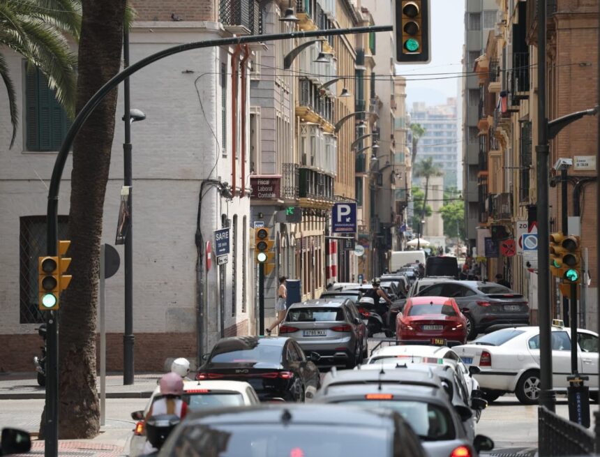 El centro de Málaga, una ratonera para el tráfico: «Llevo más de media hora atrapada, no sé a qué se debe»