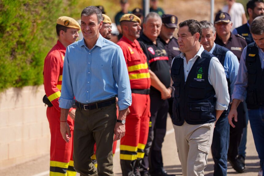 Pedro Sánchez y Juanma Moreno en el incendio de Los Gallardos: «La emergencia climática mata, tenemos que aprender a salvar vidas»