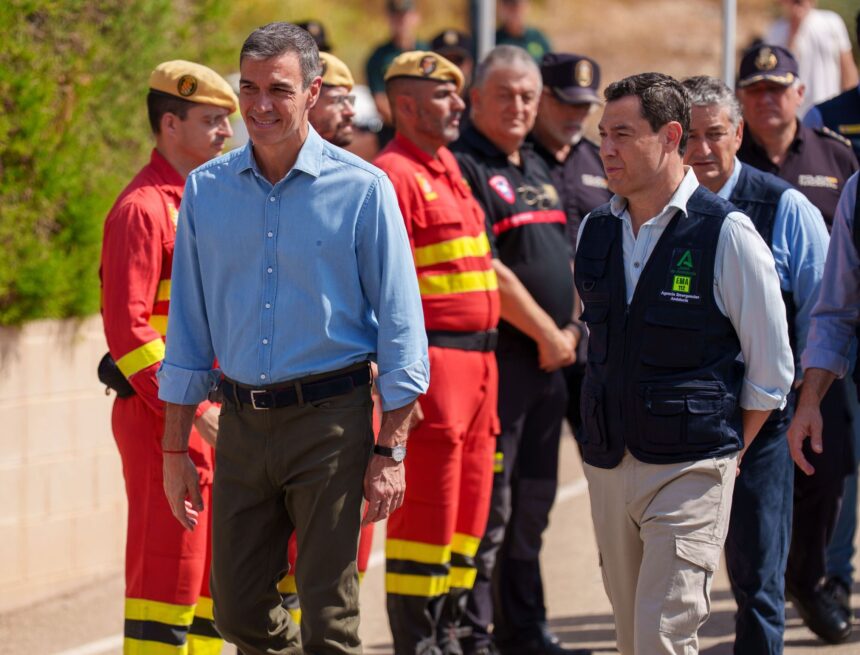 Pedro Sánchez y Juanma Moreno en el incendio de Los Gallardos: «La emergencia climática mata, tenemos que aprender a salvar vidas»