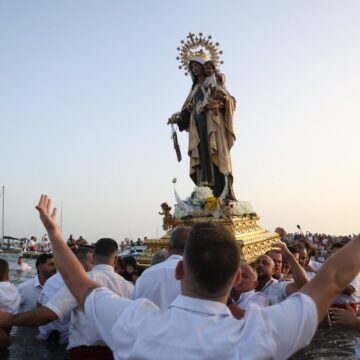 La Virgen del Carmen vuelve a emocionar a El Palo entre promesas, ‘vivas’ y un barrio volcado con su patrona