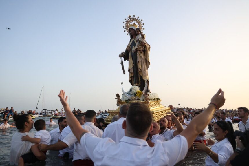La Virgen del Carmen vuelve a emocionar a El Palo entre promesas, ‘vivas’ y un barrio volcado con su patrona