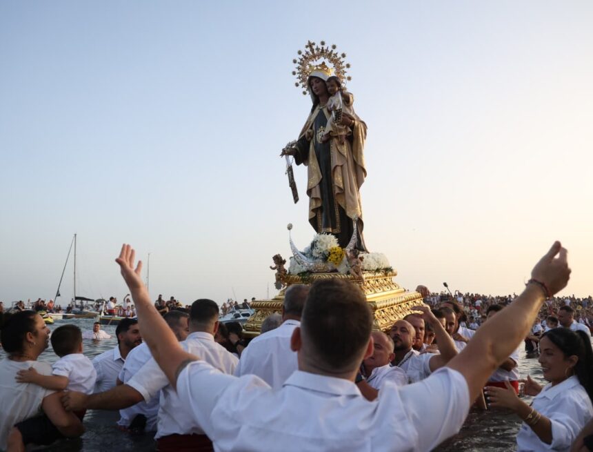 La Virgen del Carmen vuelve a emocionar a El Palo entre promesas, ‘vivas’ y un barrio volcado con su patrona