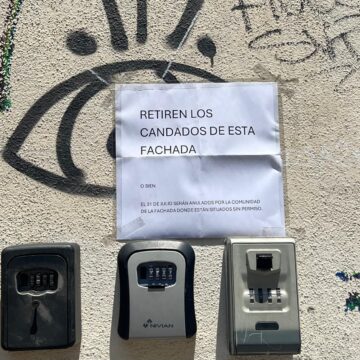 Vecinos del Centro piden la retirada de unos candados de su fachada