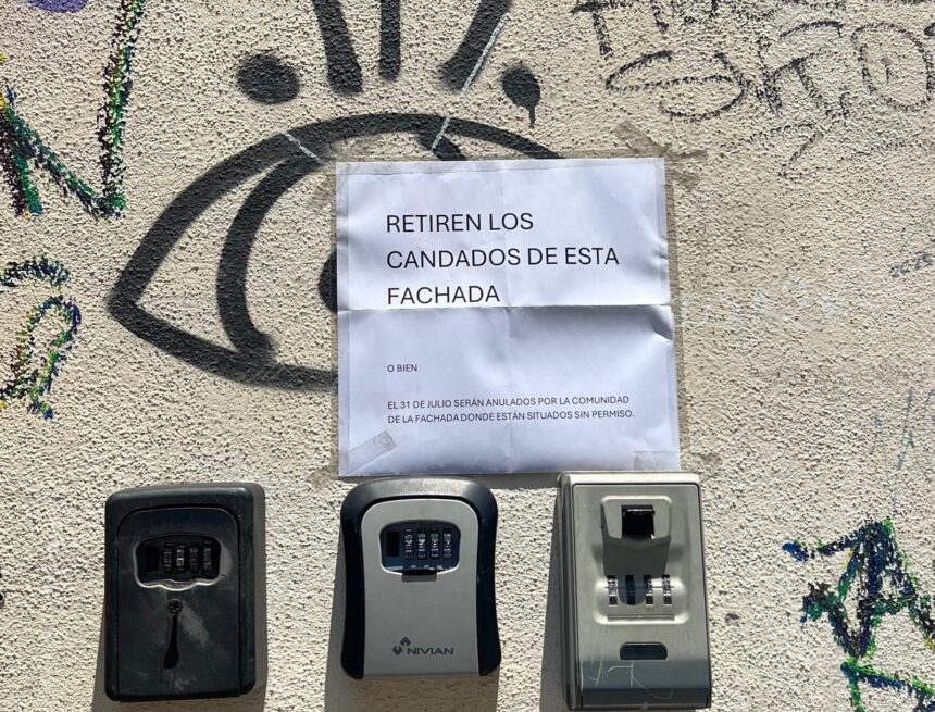 Vecinos del Centro piden la retirada de unos candados de su fachada Vecinos del Centro piden la retirada de unos candados de su fachada