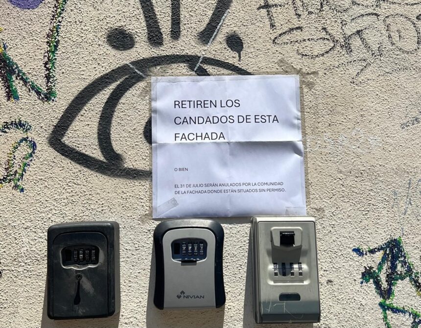 Vecinos del Centro piden la retirada de unos candados de su fachada