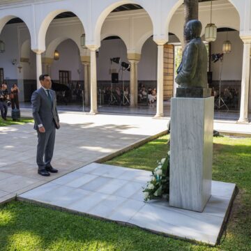 El homenaje a Blas Infante torna en la primera sesión de control a Juanma Moreno
