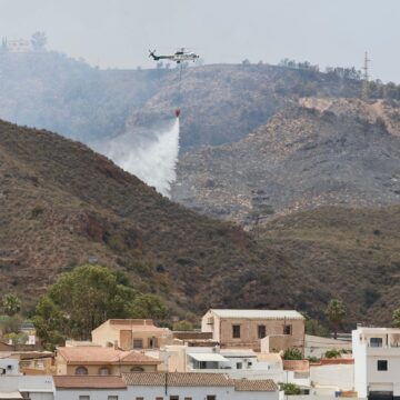 "Solo traje el DNI y voy con lo puesto": la espera impaciente se apodera del incendio de Almería «Solo traje el DNI y voy con lo puesto»: la espera impaciente se apodera del incendio de Almería
