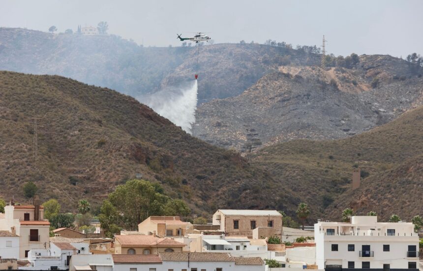 «Solo traje el DNI y voy con lo puesto»: la espera impaciente se apodera del incendio de Almería