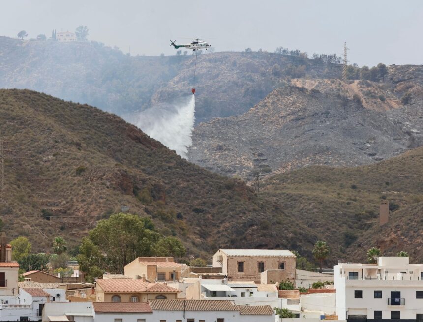 «Solo traje el DNI y voy con lo puesto»: la espera impaciente se apodera del incendio de Almería