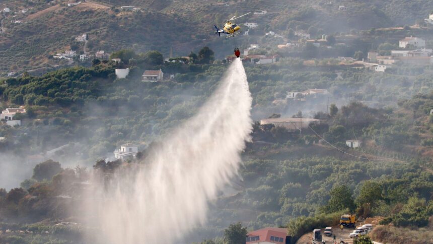 Estabilizado el incendio en Árchez que mantiene a 162 vecinos desalojados Estabilizado el incendio en Árchez que mantiene a 162 vecinos desalojados