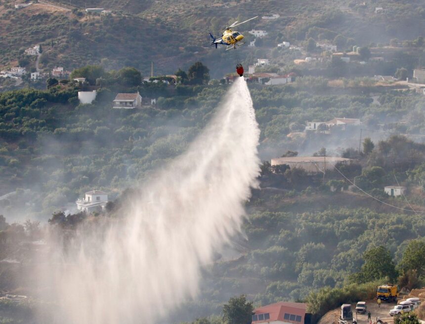 Estabilizado el incendio en Árchez que mantiene a 162 vecinos desalojados Estabilizado el incendio en Árchez que mantiene a 162 vecinos desalojados