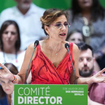 Montero describe a Moreno «rendido» ante el pacto con Vox y le avisa que «no le saldrá gratis»