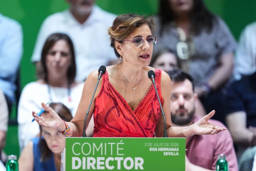 Montero describe a Moreno «rendido» ante el pacto con Vox y le avisa que «no le saldrá gratis»