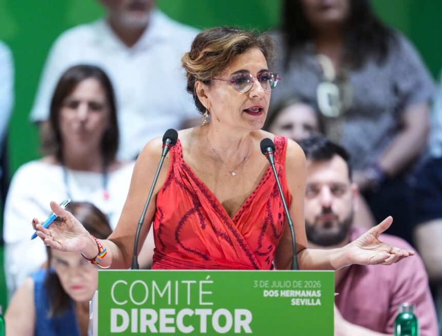 Montero describe a Moreno "rendido" ante el pacto con Vox y le avisa que "no le saldrá gratis" Montero describe a Moreno «rendido» ante el pacto con Vox y le avisa que «no le saldrá gratis»