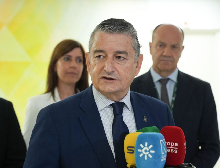 Antonio Sanz defiende la "transparencia" de la auditoria para verificar gasto sanitario por migrante Antonio Sanz defiende la «transparencia» de la auditoria para verificar gasto sanitario por migrante