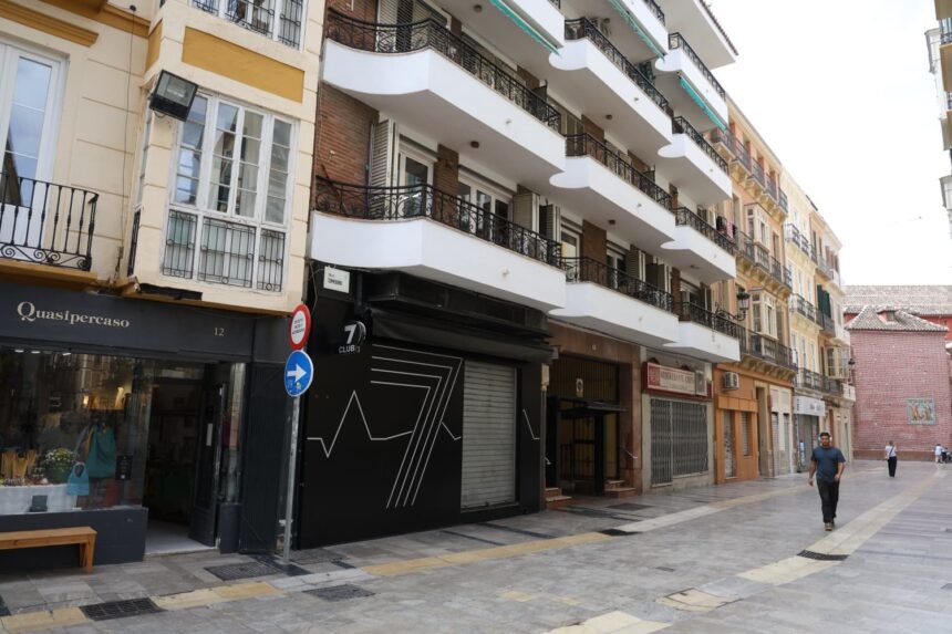 Dos detenidos tras el apuñalamiento de un joven de 29 años en calle Comedias