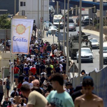Última hora de la entrada de inmigrantes a Ceuta, en directo | 48.300 de los 50.000 migrantes que entraron en Ceuta ya han regresado a Marruecos Última hora de la entrada de inmigrantes a Ceuta, en directo | 48.300 de los 50.000 migrantes que entraron en Ceuta ya han regresado a Marruecos