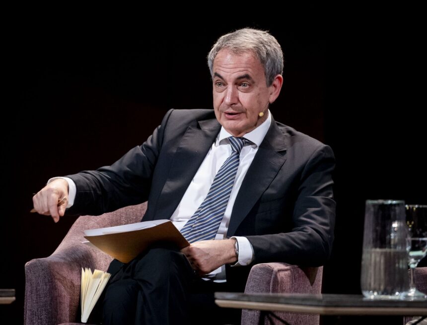 El PSOE da por buenas las explicaciones de Zapatero y le reitera su apoyo El PSOE da por buenas las explicaciones de Zapatero y le reitera su apoyo